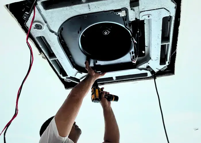 Técnico de DORIAIRE realizando mantenimiento de aire acondicionado en Cartagena